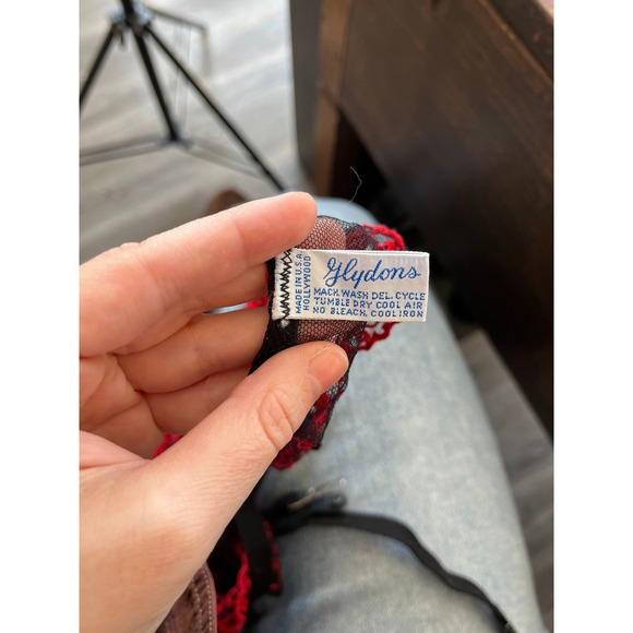 Glydons Vintage Y2K Red Embroidered Lace Garter Belt - Size Med - Picture 2 of 3